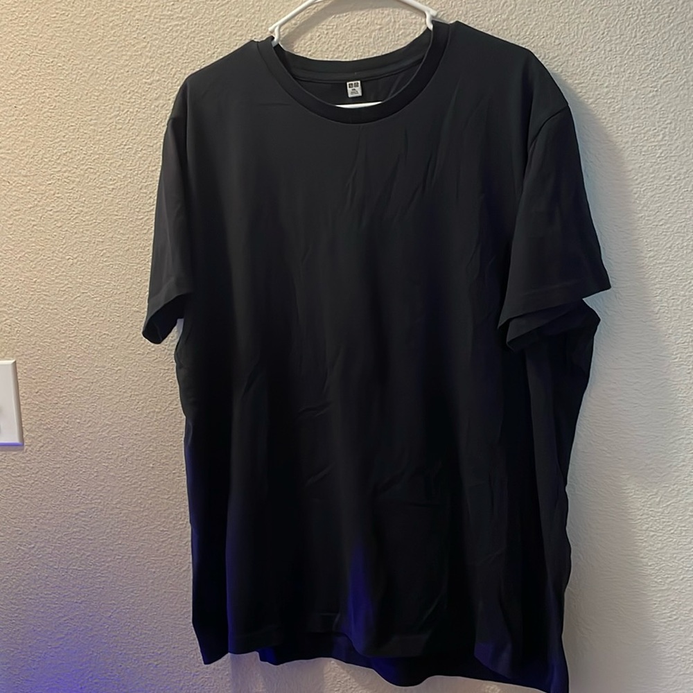Uniqlo plain black T-shirt.